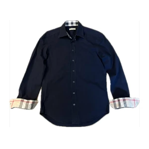 Burberry skjorta - Säljer denna mörkblåa burberry skjorta i storlek S men skulle kanske också kunna passa M. Skick 9/10. Skriv om du har några frågor. Pris kan diskuteras vid snabb affär.