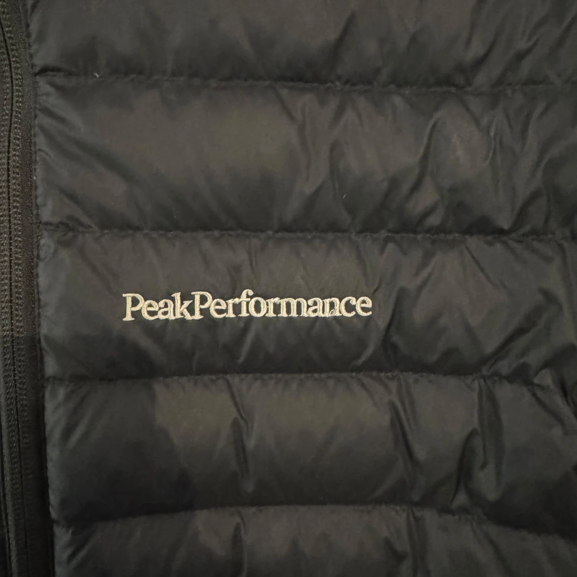 Svart pufferjacka från Peak Performance - 2