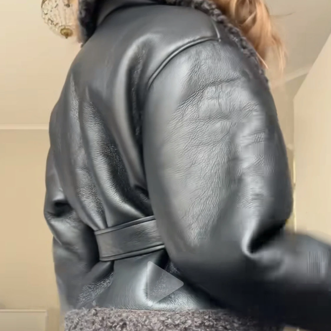 Svart skinnjacka med pälsdetaljer - 1