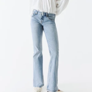 Ljusblå bootcut jeans - Snygga ljusblå bootcut jeans med låg midja💕 Passar perfekt på mig som är 1,75cm pytte lite för korta bara 🙏 storlek 36 men väldigt stretchiga 
