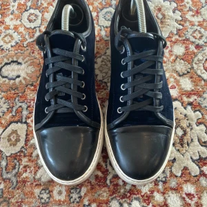 Lanvin sneakers - Hej! Säljer nu mina skor från märket Lanvin , storlek 7/41, bra skick. Givetvis äkta, Tveka inte på att höra av dig om du har frågor eller funderingar kring skorna!