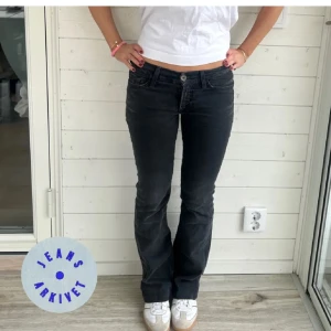svarta Lågmidjade jeans - säljer dessa super snygga jeansen köpta här på plick ifrån jeans arkivet! säljer för att dom tyvärr inte passade mig, lånade bilder ifrån deras annons❤️ mått: 37x2 midja, innerbens längd 76cm