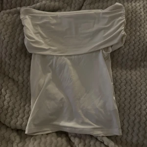 Vit offshoulder topp💕 - söt off shoulder topp💕 perfekt till sommaren! köpte i fel storlek så har bara kommit till användning ett fåtal gånger 🫶🏻