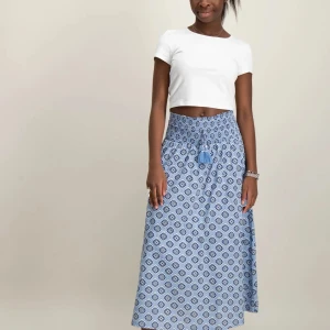 Maxi kjol - Lång blå maxi kjol med fint mönster från Gina Tricot❤️ fråga ifall du behöver mer bilder!🩷 storlek 146/152❤️