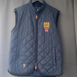 Morris väst - Schysst väst ifrån morris i bra skick. Litet hål finns och knappen i ena fickan har lossnat lite som ni ser på bild. Nypris 1999kr, passar perfekt om du är emellan 170-180!