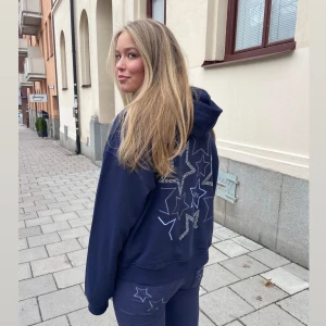 Mörkblå hoodie med stjärnor - Jättesnygg hoodie från inzu med tryck, broderi och rhinestones! Superskönt material och hög kvalitet. Helt ny! Limited edition