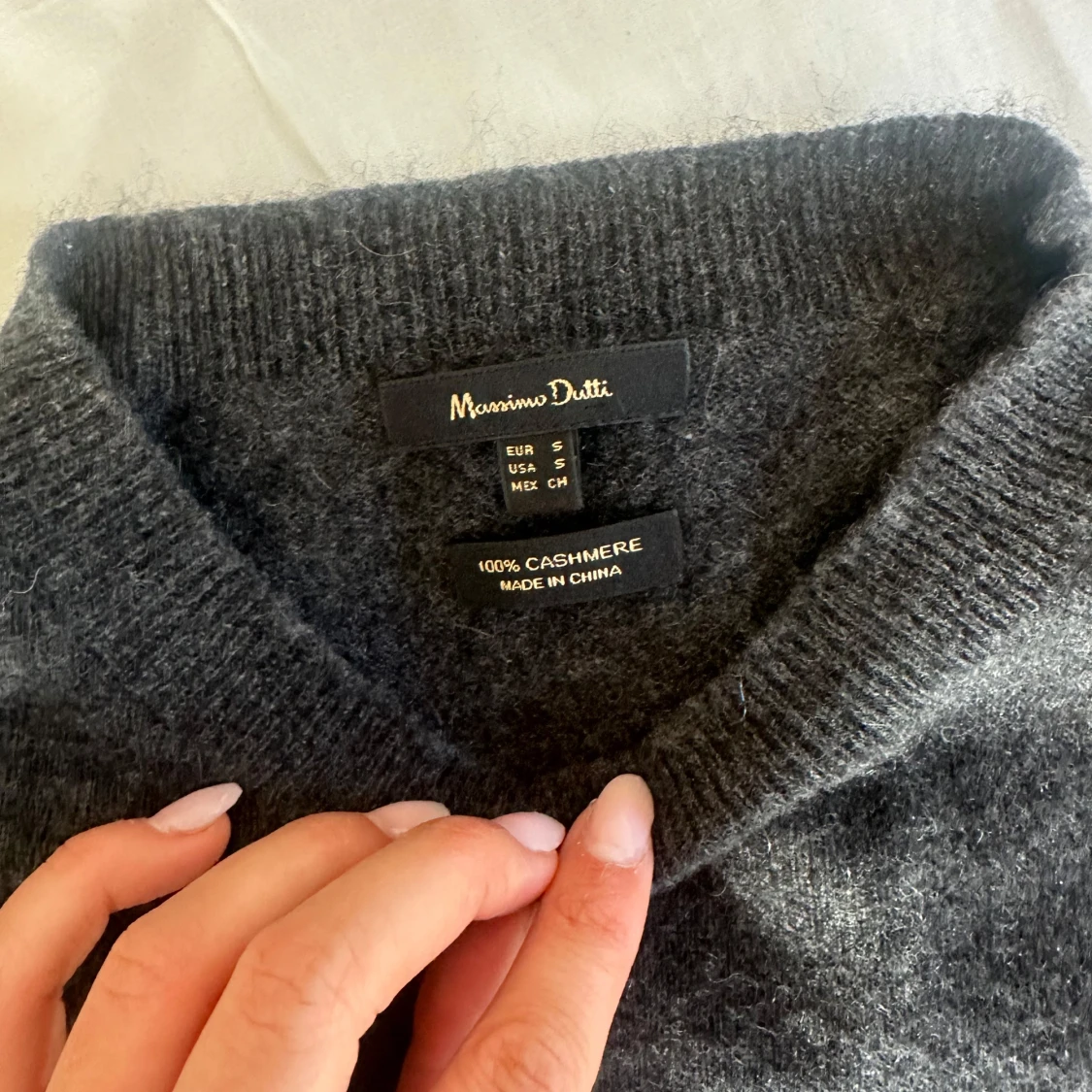 Mörkgrå kashmirtröja från Massimo Dutti - 1