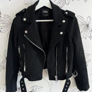 Svart jacka från Zara - Snygg svart jacka från Zara med dragkedjor och bälte. Storlek XS