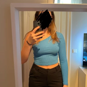 Blå enarmad topp - Använd fåtal gånger. Väldigt bekväm