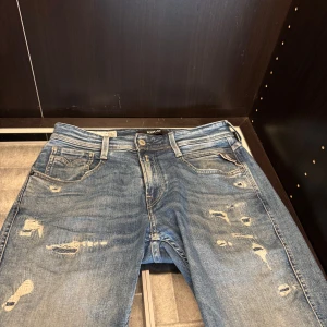Blå jeans från Replay -  blå jeans från Replay med slitage W29 och de är uppsydda till L31 köpta på NK för 1800kr skicket är 10/10 skulle jag säga då det har tagits väll hand om 