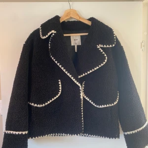 Kappa/vårjacka från Object.  - Superfin och perfekt tjocklek till våren. Sann till storleken och har stora rymliga fickor. 