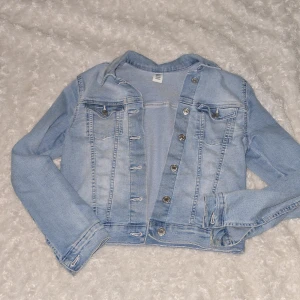 Ljusblå jeansjacka från &Denim - Säljer en snygg ljusblå jeansjacka från &Denim. Jackan har knappar framtill och två bröstfickor med lock. Perfekt för en avslappnad stil. Passar bra till både jeans och kjol.💞💗