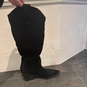 Svarta mockastövlar - Snygga svarta stövlar i mocka med spetsig tå och låg klack. Perfekta för en stilren look.