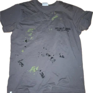HELMUT LANG PAINTER TEE - Säljer denna feta Helmut Lang tröjan då den inte kommer till användning. Den är grå med design som att det är färgfläckar på den🎨.  Den har korta ärmar och är 100% bomull. Riktigt snygg. Priset ej hugget i sten, tveka inte om du har frågor! Välj gärna instabox