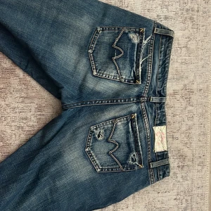 Low waist jeans - Snygga blå jeans  med bootcut passform och låg midja. Jeansen har slitna detaljer på bakfickorna och ljusare tvättade partier. Köpta i Paris och därför vet jag inte märke och det står ingen direkt storlek men dom är bra i längden för mig som är 172-173, jag har vanligtvis storlek s/m, 36, och jeansen är något mindre, säljer då dom inte kommer till användning! Skriv om ni har några frågor eller funderingar och pris kan diskuteras vid snabb affär 💞