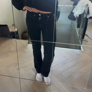 Svarta raka jeans midwaist - Säljer ett par svarta jeans med rak/bootcut passform. Jeansen har low/mid waist och stängs med dragkedja och knapp. Snygga och enkla att matcha till olika stilar.  Köpta från Zara för något år sedan och använda runt 5 gånger, säljer då dem börjar bli för små, storleken är 36 och vid snabb affär kan priset diskuteras💞