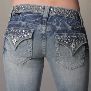 Miss Me jeans - Intressekoll på dessa skitsygga jeans från Miss Me😍 De är low waist, bootcut och har jätte fina detaljer! Diamanter/pärlor/nitar, jätte rare jeans som typ inte finns någonstans 😉 Pris går att diskutera 🫰🏼
