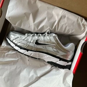 Nike P-6000 – Helt nya, oanvänd  -  Snygga skor säljes! 👟  Grymt snygga skor som bara väntar på att få rocka dina fötter! De är helt ny, oanvänd skick. Perfekta för vardag men även lyxa till de!  Storlek: 41,42,43 Märke: Nike Modell: P-6000  Nypris: Ca 1200 Mitt pris: 749  Hör av dig om du har några frågor eller vill se fler bilder! 😊 