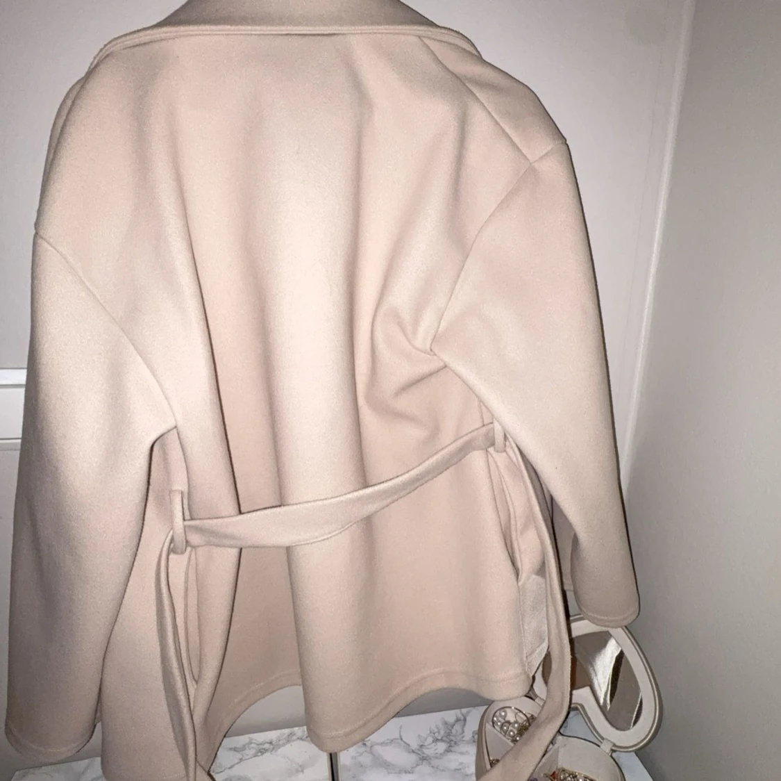 Beige kappa med bälte från SAYSAY