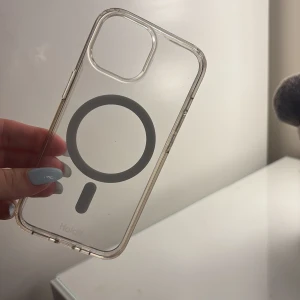 Mobilskal iPhone 14 - Genomskinligt mobilskal från Holdit med MagSafe-ring i vitt. 