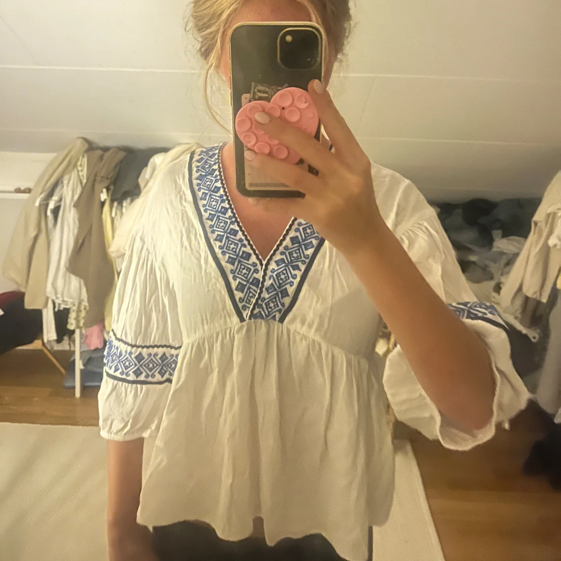 Vit blus med blå broderi och v-ringning - 1