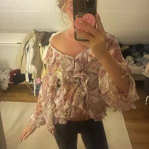 Blommig volangblus fårn zara - Supersöt blommig rosa blus från zara 