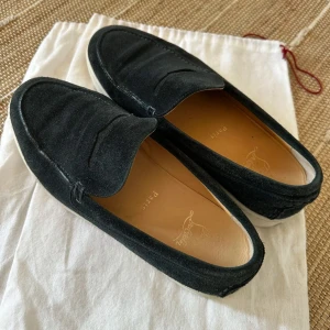 Christian Louboutin Loafers - Säljer nu mina Christian Louboutin Loafers i svart mocka. I stl 43 (passar 42-43). Skick 9-10 inprincip helt nya. Medföljer 2 dustbags samt en äkthets intyg från Vestiare. Passar perfekt nu till sommaren både som vardags skor men även som fin skor. Retail 10-15.000kr mitt pris 5.199kr.