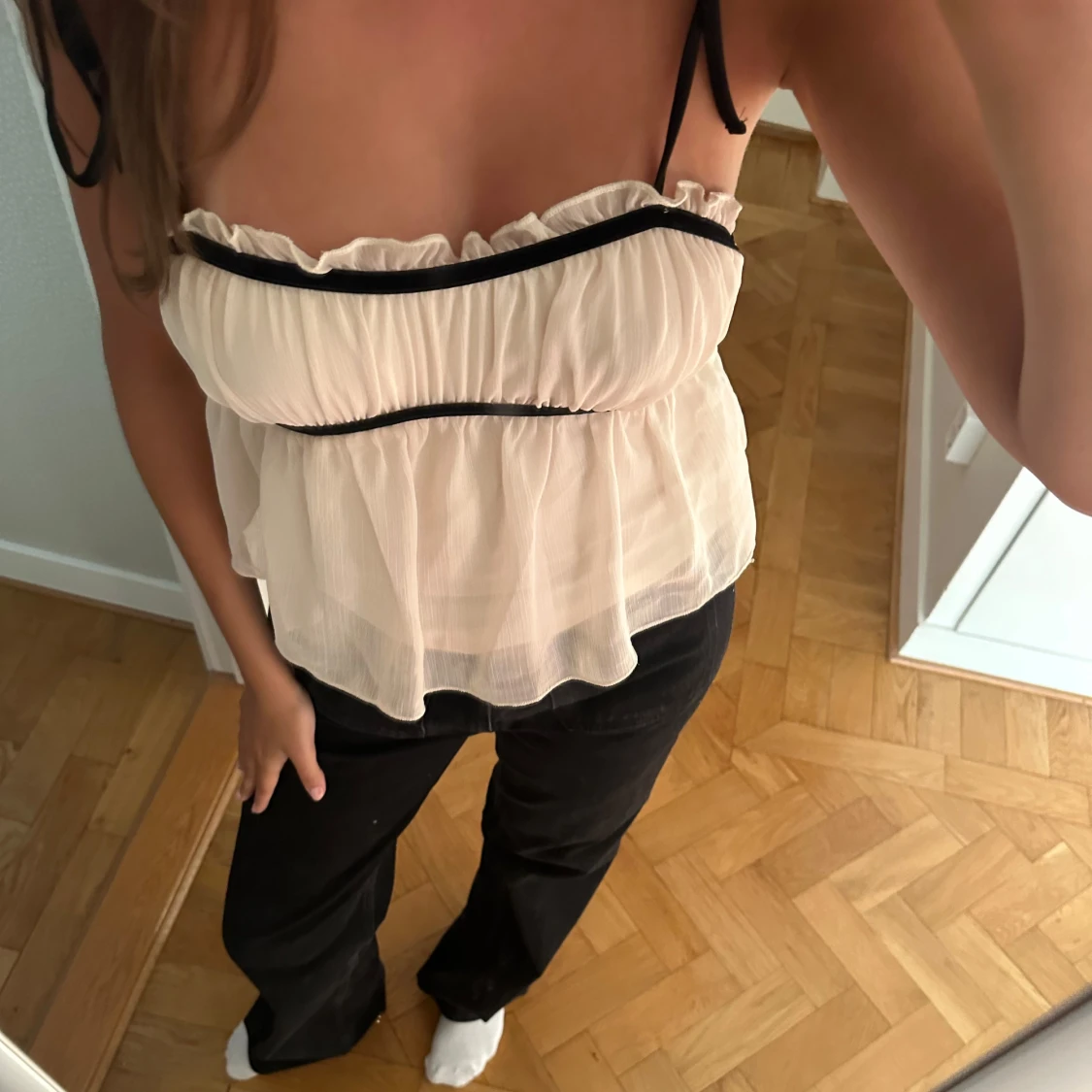 Söt volangig linnetopp med svarta band