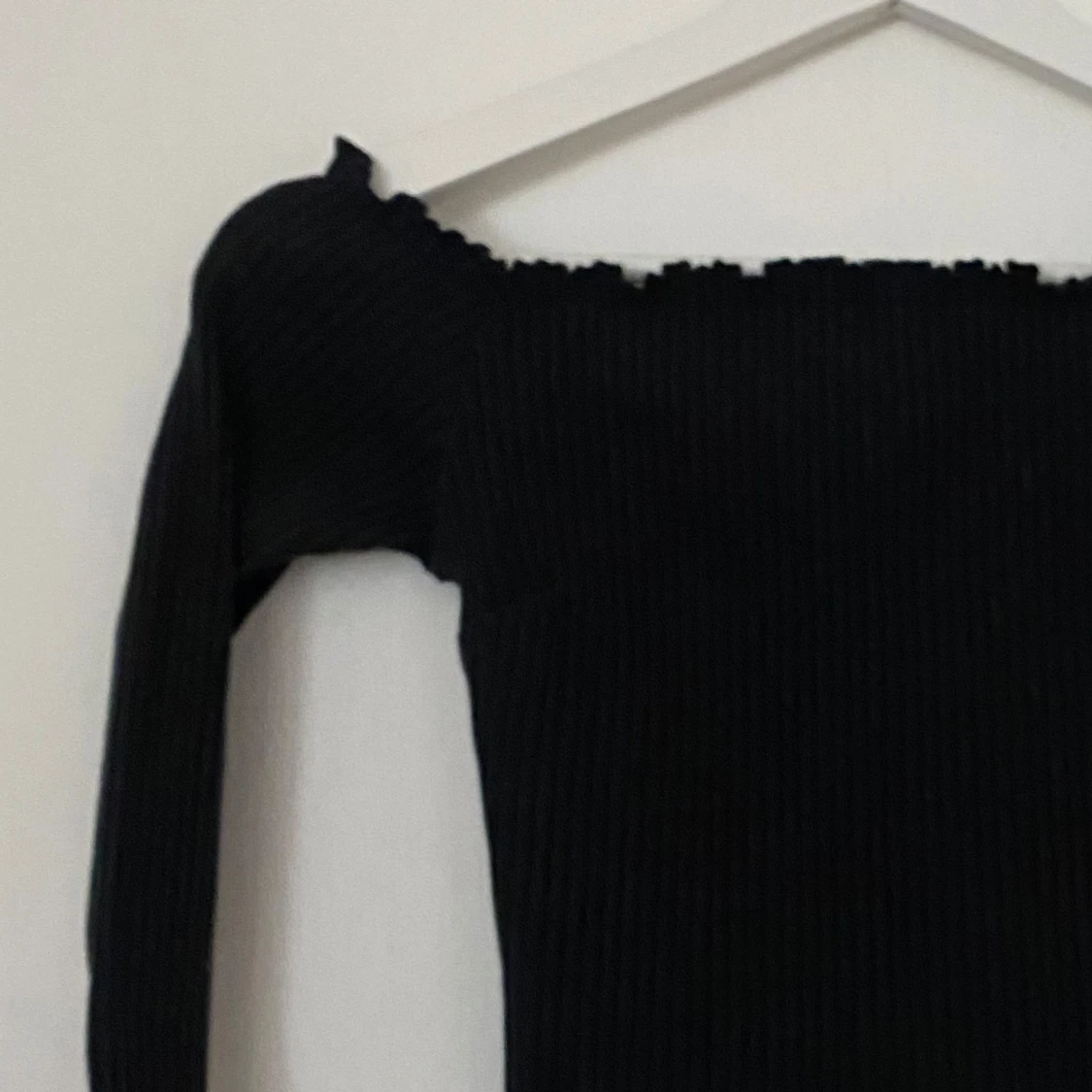 Svart offshoulder topp från NA-KD x Pamela - 1