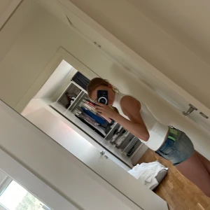 Vit polo tröja  - Snygg polo tröja från new yorker,passar till fester eller bara en vanlig tröja. Väldigt skönt materialet de menads med att de inte kliar eller något💞.