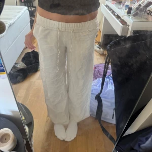 Vita/beige linnebyxor med snörning - Säljer ett par ljusa, vida linnebyxor med resår och snörning i midjan. Jag viker dem för att dem ska vara lowwaist så dem kan alltså vara lite högre i midjan. Svala och sköna. Storlek XS och köpta ifrån H&M. Skriv om ni har frågor. Tryck gärna på ”köp nu” om du är intresserad och vill ha dem❤️