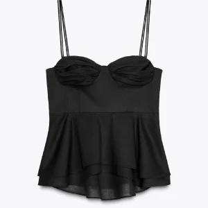 Svart topp ifrån Zara - Intressekoll på den här svarta toppen ifrån Zara som inte går att köpa längre, den är i storlek S och säljer den pga att den inte passar mig helt rätt! Använd endanst en gång💕 bara att skriva om man vill ha bilder på toppen 