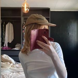 Kopparfärgad keps! - Keps med unikt material som inte sjunker ner så långt på huvudet så din frisyr kan hålla sig rätt intakt med den <3 Använt ett fåtal gånger 