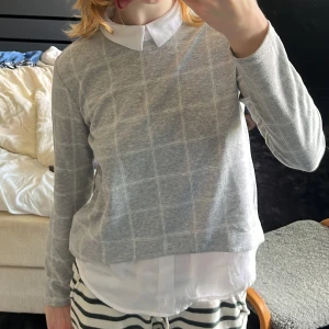 Preppy tröja - Rutig tröja med detaljer så det ser ut som att man har en vit skjorta under <3 Har använts ett fåtal gånger. Väldigt höstig och passar superbra nu till att skolan drar igång igen :)
