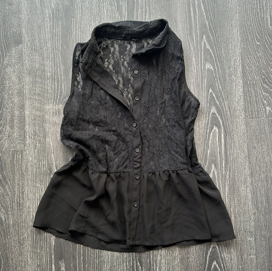 Svart ärmlös blus med spets och volang - 1