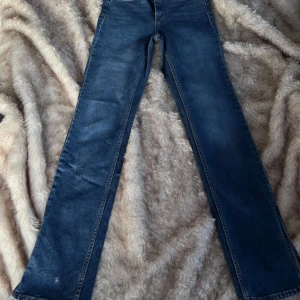 Blå högmidjade jeans från Zara - Snygga blå jeans från Zara med hög midja. Jeansen har raka ben. Midja tvärsöver 34 cm. Midja kant till gren 28 cm. Innerbenslängd 87 cm