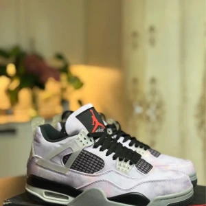 Nike Air Jordan 4 Retro lila/svart - Nike Air Jordan 4 Retro sneakers i en unik ljuslila färg med svarta och grå detaljer. Skorna har meshpaneler, svarta snören och den klassiska röda Jumpman-loggan på plösen och sulan. Ovandelen är i textil och syntet, med robust sula och extra snörhål för personlig stil.