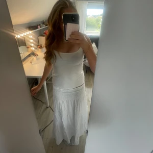lång vit kjol - En jättefin vit kjol ifrån missäy.☺️💘 Köpt förra sommaren och använd några gånger. Säljer den för att det blev för kort för mig som är 160 cm. Har en resår längst upp och sen sitter den löst nertill. 💕💕