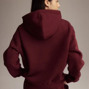 Vinröd hoodie - Snygg vinröd hoodie från Gina använd fåtal gånger och inga defekter! Kan gå ner i pris vid snabb affär 