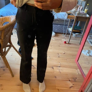 Svarta kostymbyxor med raka ben - Säljer ett par svarta kostymbyxor med  rak passform och hög midja. Byxorna har fickor bak och fram. De är i storlek 34 från Bikbok men osäker på modell. Perfekta för en stilren och snygg outfit. 