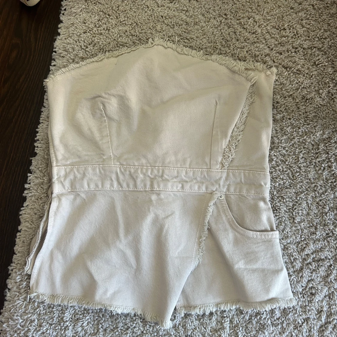 Beige jeans tubtopp med råa kanter