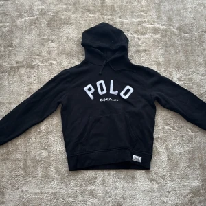 Svart hoodie från Polo Ralph Lauren i storlek M - Svart hoodie från Polo Ralph Lauren i mycket bra skick. Den är i storlek M