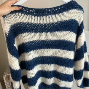 Stickad tröja  - Helt kny design by si tröja som endast är använd en gång