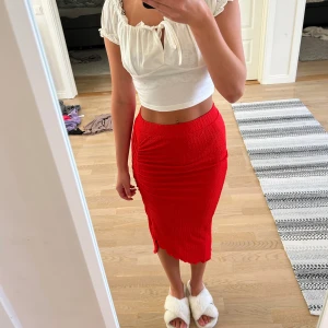 Midikjol - Säljer denna halvlånga kjolen från Pieces i storlek XS🤍 Aldrig använd