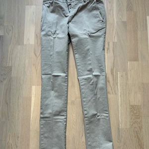 Masons Chinos Begie - Helt nya Masons chinos som aldrig är använda, pga fel storlek… Nypris 1800. Kvalitetsmärke från Italien. Storlek 44 passar dig som är mellan 165-175 ish