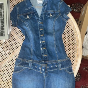 Bershka denim klänning  - Strl 36 använd 1 gång på en konsert, figursydd