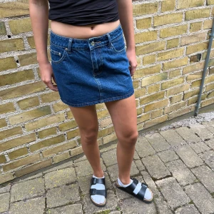 Lågmidjad jeans kjol från edikted  - Endast använd en gång, storlek xs, priset går att diskuteras 💗