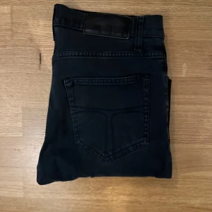 Tiger of sweden jeans, grå - Säljer dessa tvär feta Tiger of sweden jeans i storlek W30 L32 i modellen Pistorelo! Pris kan diskuteras med snabb affär. Vid minsta funderingar eller intresse så är det bara att kontakta🙏🏼🙏🏼