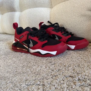 Nike air jordan mars 270 low GS banned - Fräscha röda Nike air jordan mars 270 low GS banned i storlek 38.5