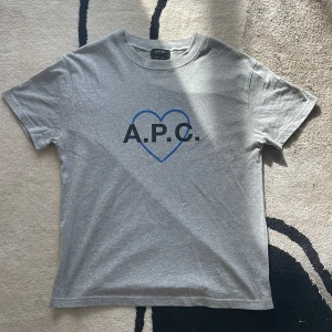 A.P.C T-shirt - T-shirt från A.P.C i mycket bra skick utan defekter | Storlek: XS passar S - nypris: 1199kr - mitt pris: 399kr 